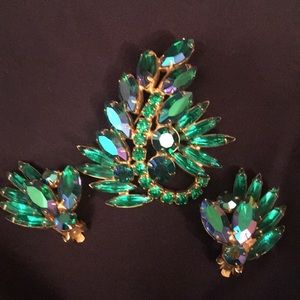 Vintage Emerald Color Brooch & Clip Earrings Set